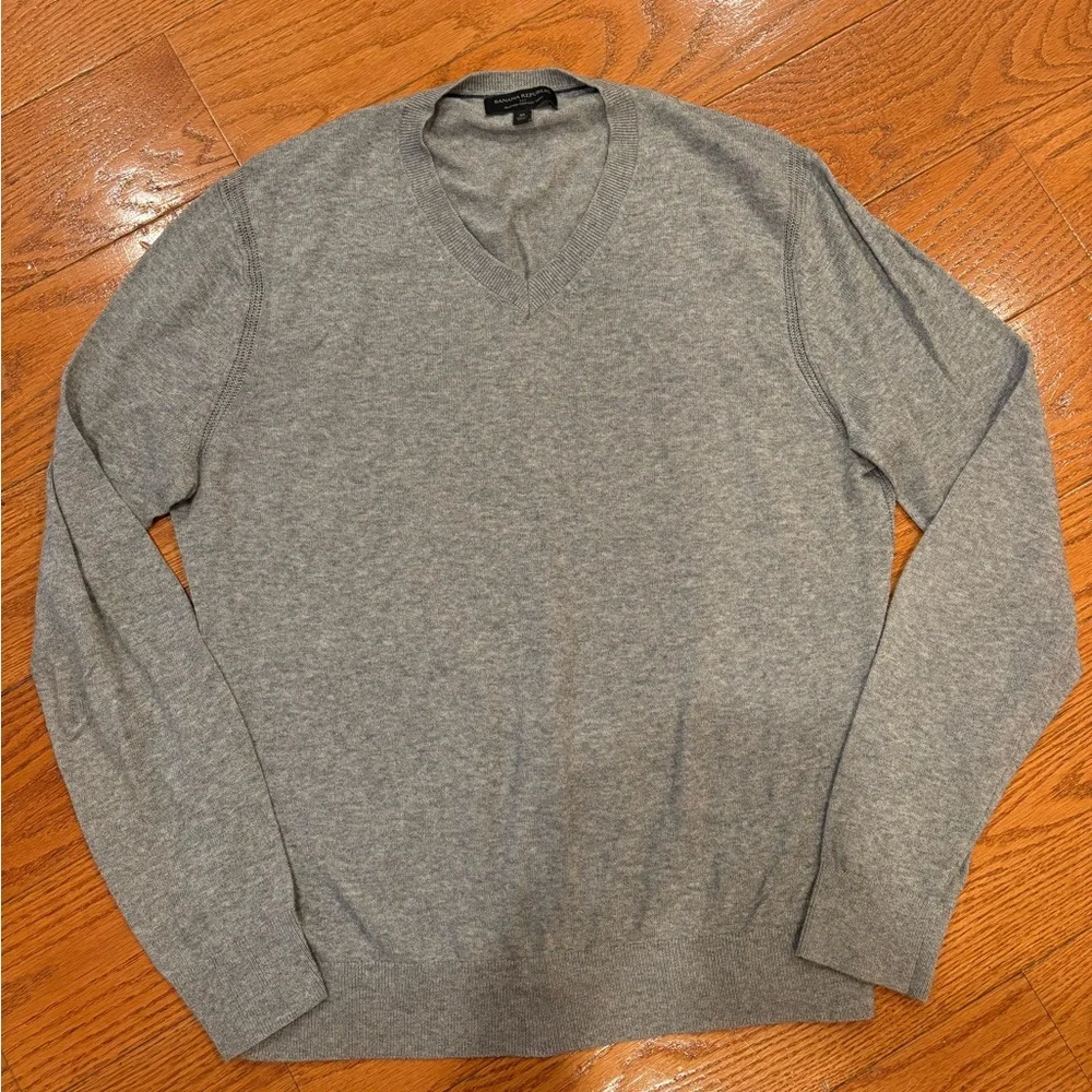 Banana Republic Heather Cotton Yarn V-Neck Sweater – Men’s M – Gray